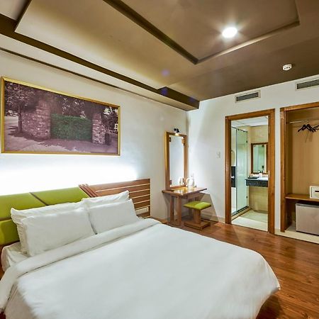 The Noble Swan Hotel Saigon Ho Chi Minh City Exterior photo