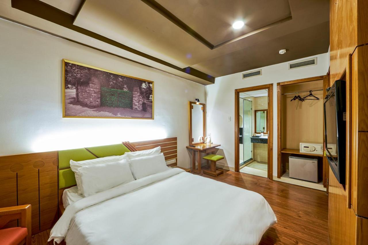 The Noble Swan Hotel Saigon Ho Chi Minh City Exterior photo